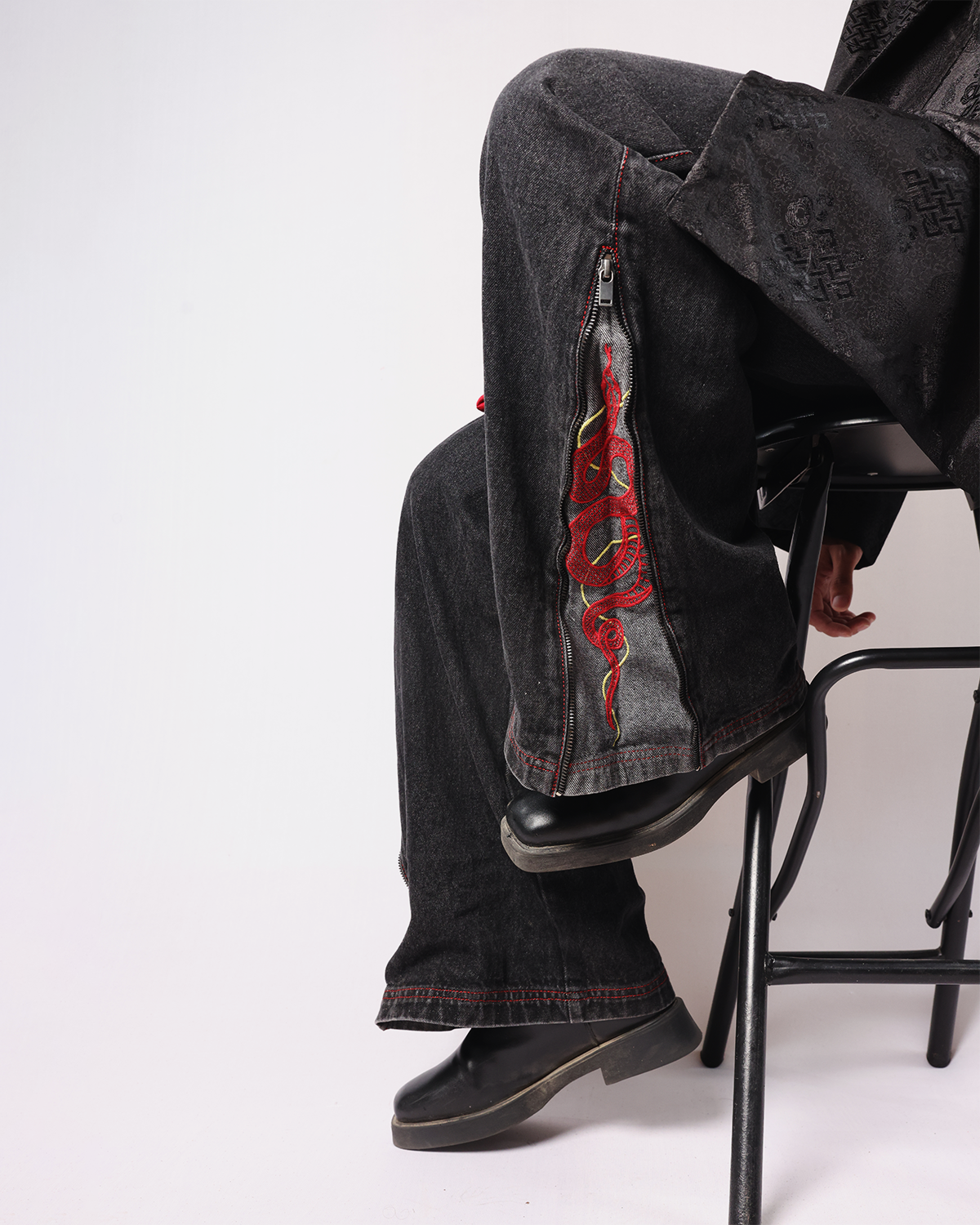 Black year of Snake Jeans