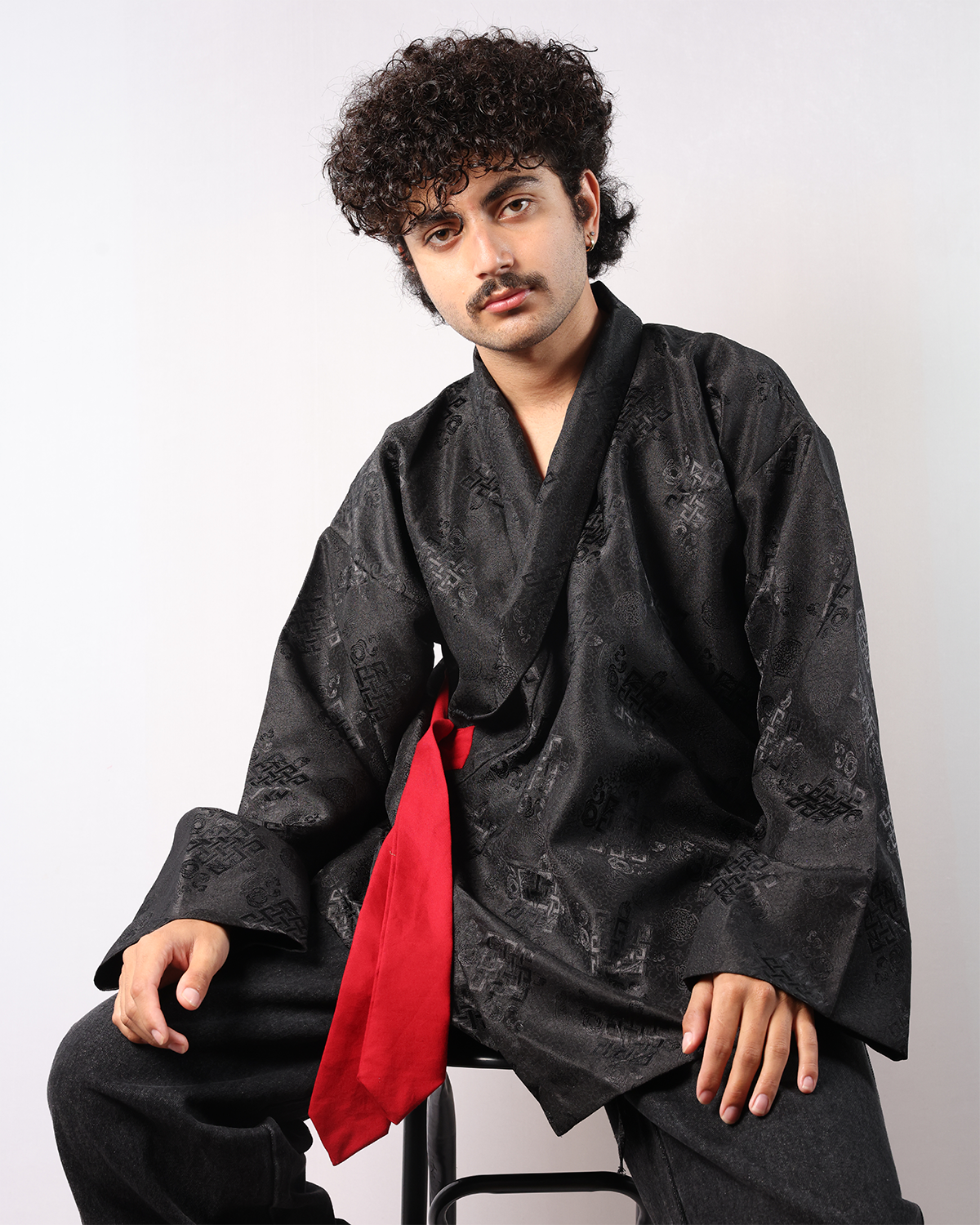 Wonju kimono shirt worn by a model showcasing a relaxed fit and stylish design in black with a red accent.